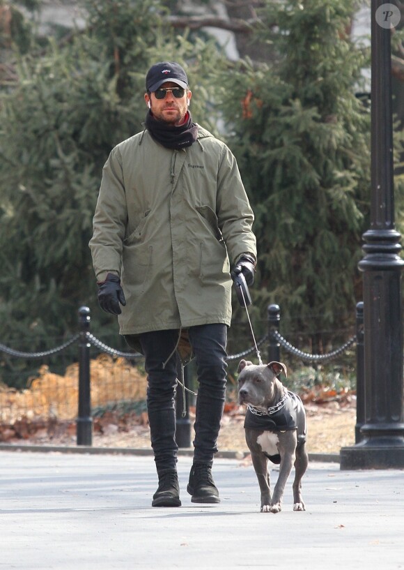 Justin Theroux se promène dans un parc avec son chien à New York le 9 février 2018.