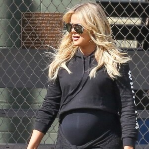 Exclusif - Khloé Kardashian (enceinte) joue au softball à Calabasas, le 13 février 2018