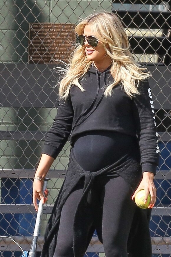 Exclusif - Khloé Kardashian (enceinte) joue au softball à Calabasas, le 13 février 2018