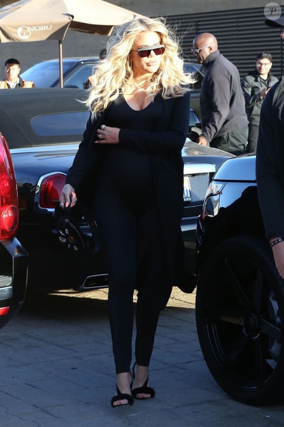 Khloe Kardashian (enceinte) est allée déjeuner avec sa mère Kris Jenner et son ex beau-frère Scott Disick à Malibu, le 12 février 2018