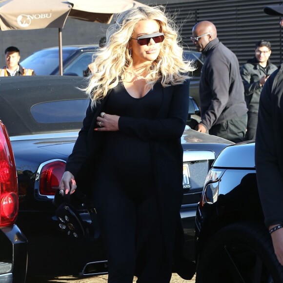 Khloe Kardashian (enceinte) est allée déjeuner avec sa mère Kris Jenner et son ex beau-frère Scott Disick à Malibu, le 12 février 2018