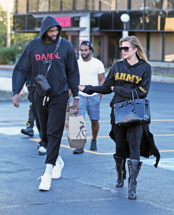 Khloe Kardashian (enceinte) et son compagnon Tristan Thompson se baladent avec des amis dans les rues de Cleveland, le 1er octobre 2017