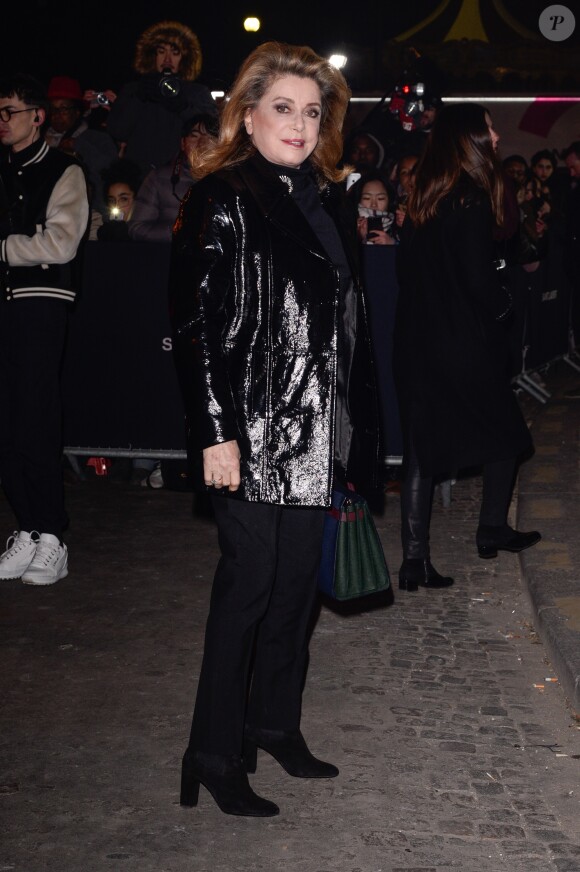 Catherine Deneuve arrive au défilé Saint Laurent à l'occasion de la Fashion Week de Paris pour les collelctions automne/hiver 2018/2019 le 27 février 2018