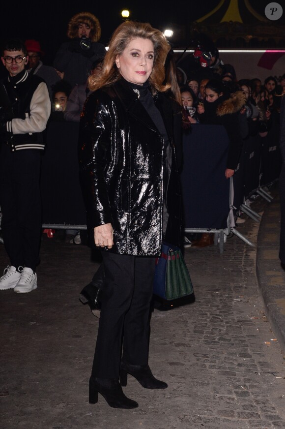 Catherine Deneuve arrive au défilé Saint Laurent à l'occasion de la Fashion Week de Paris pour les collelctions automne/hiver 2018/2019 le 27 février 2018