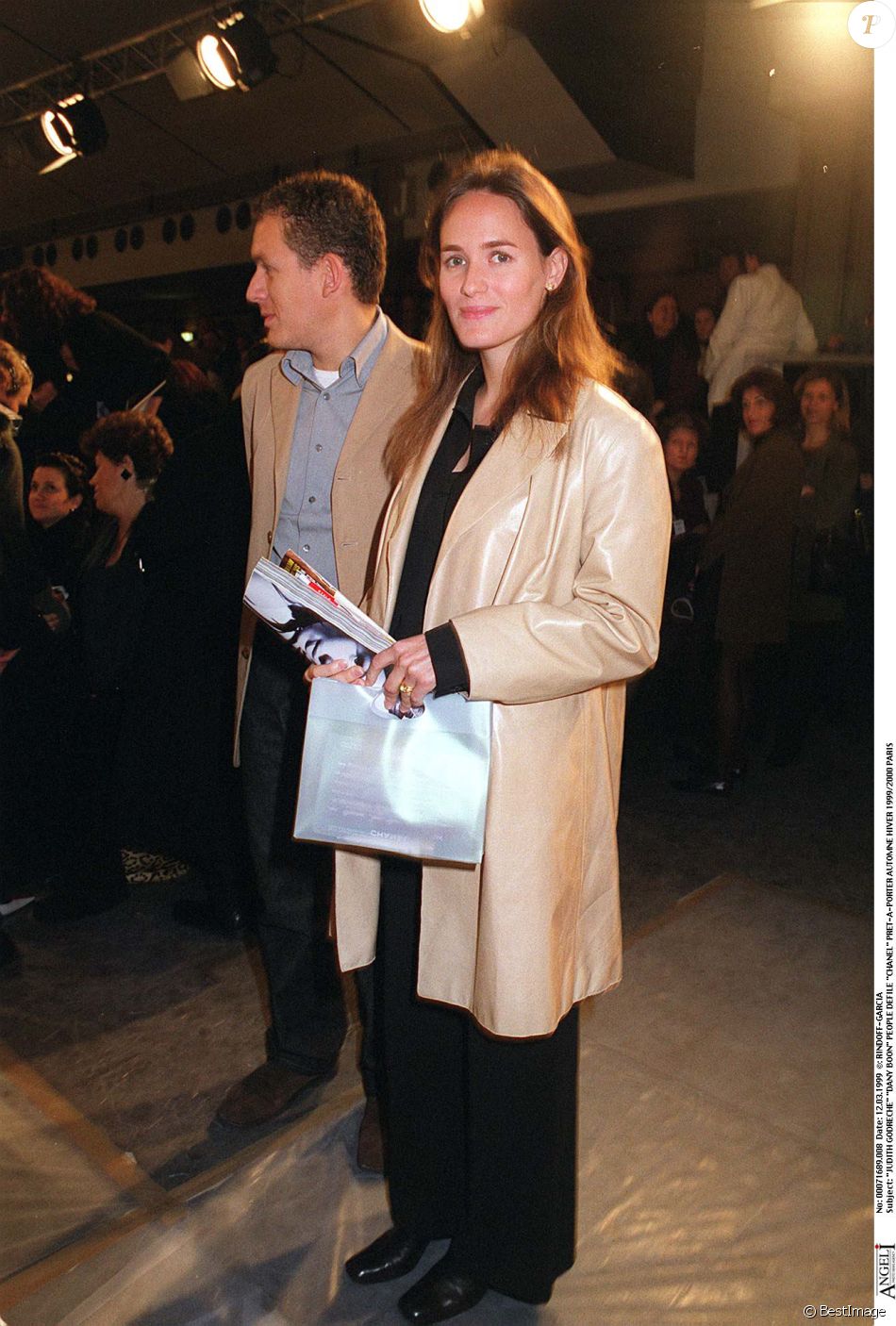 Judith Godrèche Et Son Nouveau Compagnon Dany Boon et Judith Godrèche - Défilé de mode Chanel à Paris en 1999