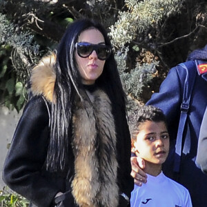 Cristiano Ronaldo se promène avec sa compagne Georgina Rodriguez et son fils Cristiano Jr. à Madrid, le 31 janvier 2018.