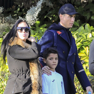 Cristiano Ronaldo se promène avec sa compagne Georgina Rodriguez et son fils Cristiano Jr. à Madrid, le 31 janvier 2018.