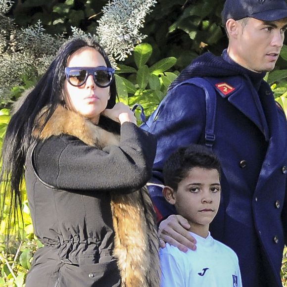 Cristiano Ronaldo se promène avec sa compagne Georgina Rodriguez et son fils Cristiano Jr. à Madrid, le 31 janvier 2018.