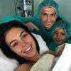 Cristiano Ronaldo, devenu papa pour la 4e fois, pose avec Georgina, leur fille, et son fils aîné. Le 12 novembre 2017