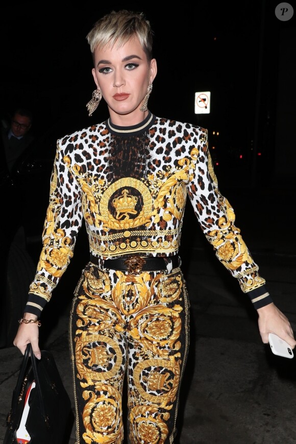 Katy Perry arbore un total look Versace pour allé diner au restaurant Craig à West Hollywood, le 23 janvier 2018.