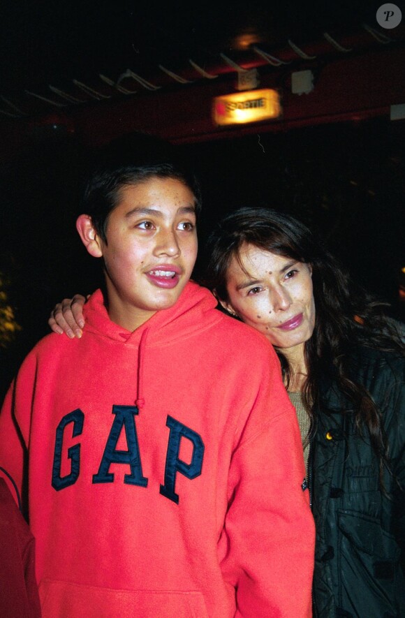 Lulu Gainsbourg et sa mère Bambou à Paris, le 11 novembre 1999.