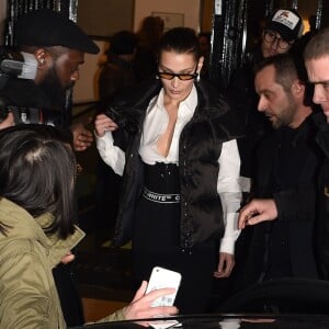 Bella Hadid quitte le Pavillon Cambon Capucines à l'issue du défilé "Off-White™" lors de la Paris Fashion Week, le 1er mars 2018.