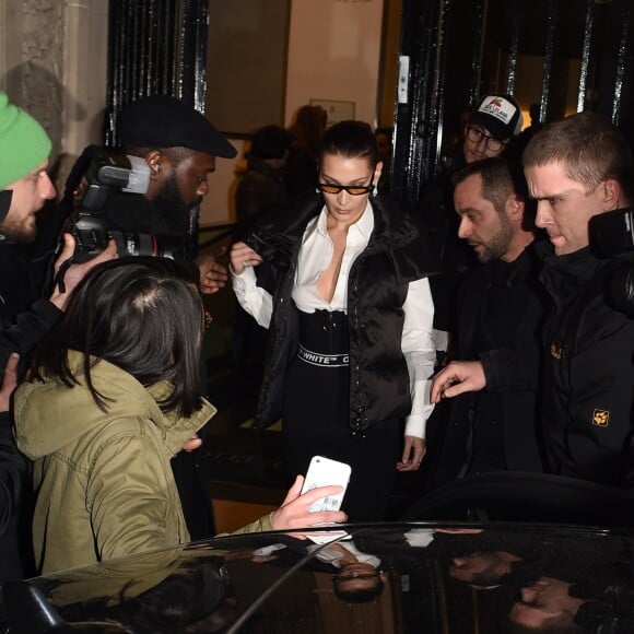 Bella Hadid quitte le Pavillon Cambon Capucines à l'issue du défilé "Off-White™" lors de la Paris Fashion Week, le 1er mars 2018.