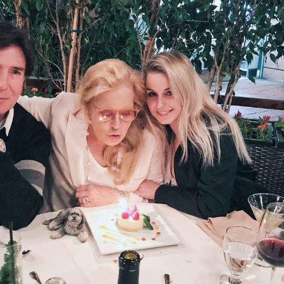 Sylvie Vartan avec son mari Tony Scotti et leur fille Darina sur une photo publiée sur Instagram le 16 août 2017. La chanteuse célébrait son 73e anniversaire en famille.