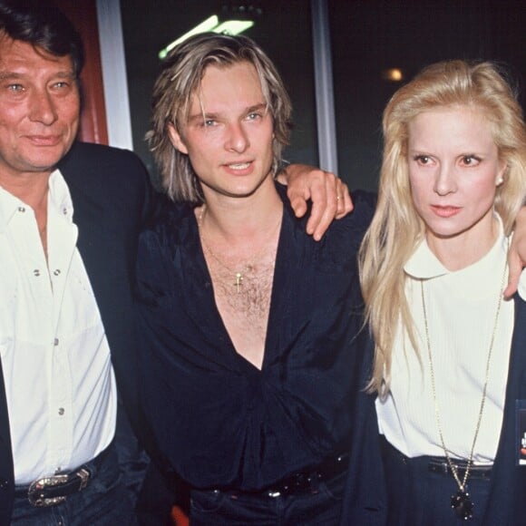 David Hallyday le soir de la première de sa tournée en 1991 avec son père Johnny Hallyday et sa mère Sylvie Vartan, à Paris, le 9 mars 1991.