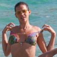 Exclusif  - Bruna Marquezine (compagne de Neymar) et Izabel Goulart se baigne avec des amis sur la plage de Fernando de Noronha au Brésil le 2 janvier 2018.