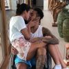 Neymar Jr, rentré au Brésil pour se faire opérer de son petit doigt de pied cassé, s'affiche en train d'embrasser sa compagne Bruna Marquezine sur Instagram, le 2 mars 2018.