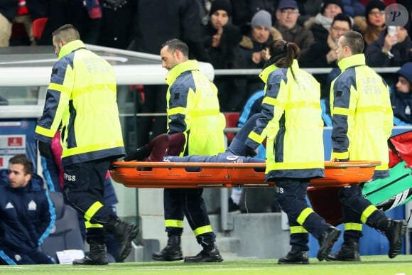 Neymar Jr. sort sur un brancard pendant le match de Ligue 1 "PSG - OM" au Parc des Princes à Paris, le 25 février 2018.