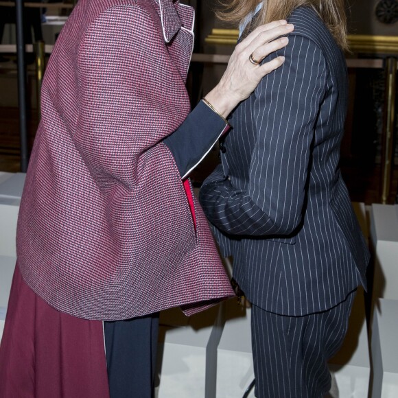 Kristin Scott Thomas et Isabelle Huppert  - Défilé de mode prêt à porter Automne Hiver 2018/2019 "Stella McCartney" à l'Opéra Garnier. Paris, le 5 mars 2018. © Olivier Borde / Bestimage