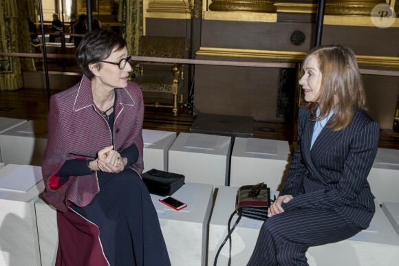 Kristin Scott Thomas et Isabelle Huppert  - Défilé de mode prêt à porter Automne Hiver 2018/2019 "Stella McCartney" à l'Opéra Garnier. Paris, le 5 mars 2018. © Olivier Borde / Bestimage