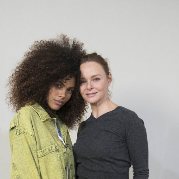 Tina Kunakey et Stella McCartney - Défilé de mode prêt à porter Automne Hiver 2018/2019 "Stella McCartney" à l'Opéra Garnier. Paris, le 5 mars 2018. © Olivier Borde / Bestimage