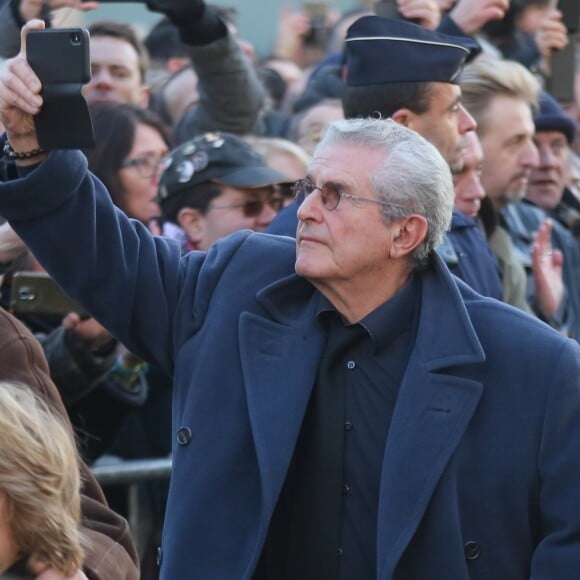 Claude Lelouch - Arrivée du convoi funéraire de la dépouille du chanteur Johnny Hallyday et des personnalités sur la place de La Madeleine à Paris. Le 9 décembre 2017