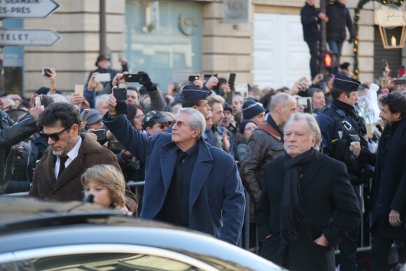 Marc Lavoine et son fils Roman, Claude Lelouch et guest - Arrivée du convoi funéraire de la dépouille du chanteur Johnny Hallyday et des personnalités sur la place de La Madeleine à Paris. Le 9 décembre 2017