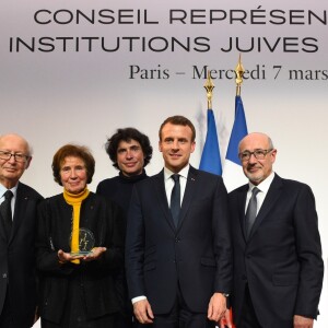 Serge Klarsfeld, Beate Klarsfeld, Arno Klarsfeld, Emmanuel Macron et Francis Kalifat - 33ème dîner du Crif (Conseil Representatif des Institutions juives de France) au Carrousel du Louvre à Paris, France, le 7 mars 2018. © Erez Lichtfeld / Bestimage 33rd annual dinner of the Representative Council of Jewish Institutions of France (CRIF - Conseil Representatif des Institutions juives de France) on March 7, 2018, in Paris.07/03/2018 - Paris