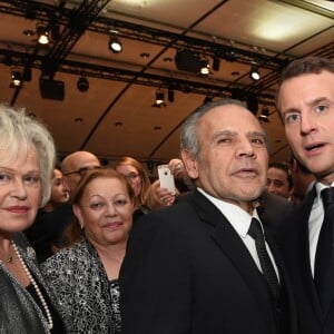 Le chirurgien Sydney Ohana et Emmanuel Macron - 33ème dîner du Crif (Conseil Representatif des Institutions juives de France) au Carrousel du Louvre à Paris, France, le 7 mars 2018. © Erez Lichtfeld / Bestimage