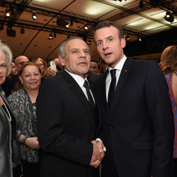 Le chirurgien Sydney Ohana et Emmanuel Macron - 33ème dîner du Crif (Conseil Representatif des Institutions juives de France) au Carrousel du Louvre à Paris, France, le 7 mars 2018. © Erez Lichtfeld / Bestimage