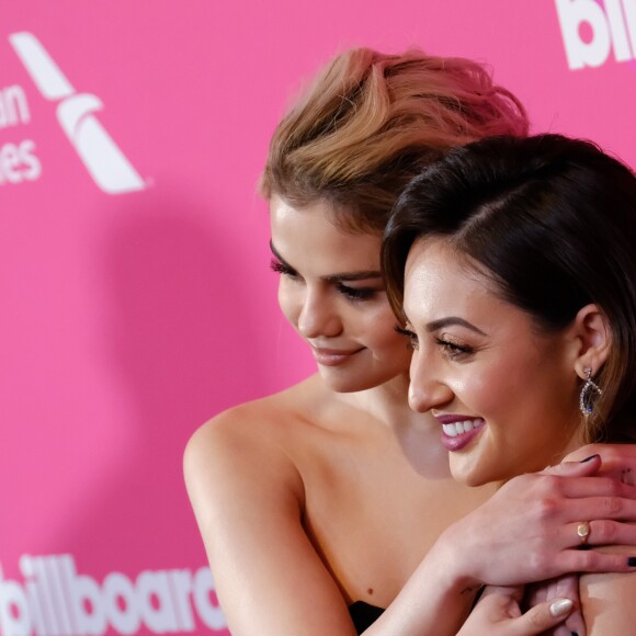 Selena Gomez et Francia Raisa à la soirée Billboard Women In Music Awards "Icon Award" au Ray Dolby Ballroom à Hollywood, le 30 novembre 2017 © Chris Delmas/Bestimage