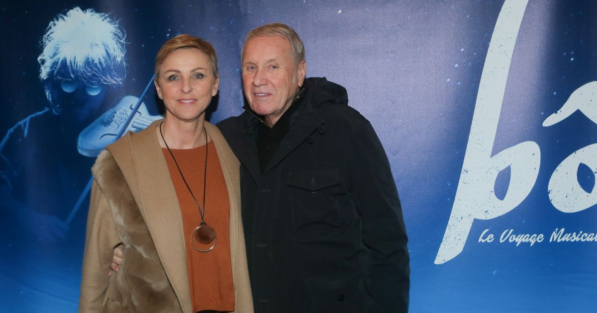 Yves Rénier et sa femme Karine au photocall du spectacle Bô, le voyage musical de Catherine Lara ...