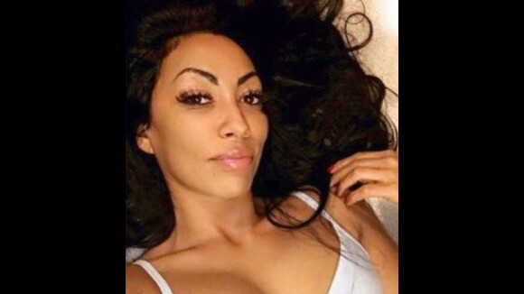Les Reines du shopping – Maunia hot et sensuelle : Elle se dévoile seins nus !