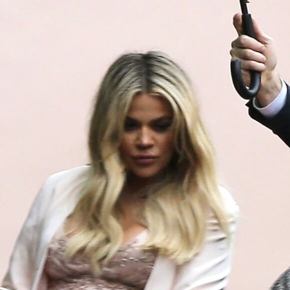 Exclusif - Khloe Kardashian, enceinte, quitte sa "Baby shower" en compagnie de son compagnon Tristan Thompson à Beverly Hills le 10 mars 2018.