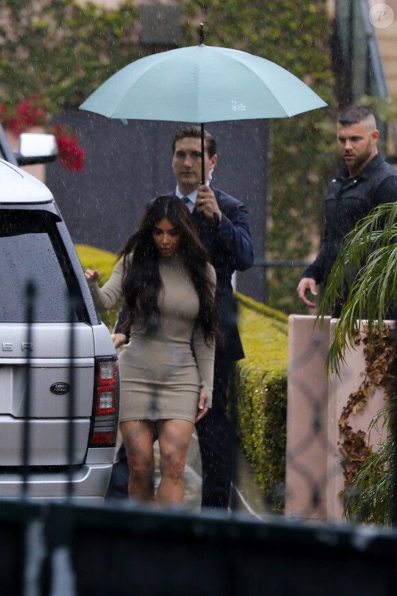 Exclusif - Kim Kardashian quitte la "Baby shower" de sa soeur K. Kardashian, enceinte, à l'hôtel Bel Air de Beverly Hills le 10 mars 2018.