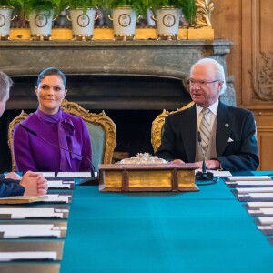 Le roi Carl XVI Gustaf de Suède a officiellement révélé le 12 mars 2018, lors d'un conseil des ministres exceptionnel au palais royal à Stockholm et en présence de sa fille la princesse héritière Victoria, les prénoms et le titre de la princesse Adrienne Josephine Alice de Suède, duchesse de Blekinge, troisième enfant de la princesse Madeleine et de Christopher O'Neill.