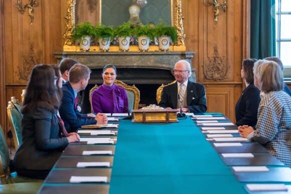 Le roi Carl XVI Gustaf de Suède a officiellement révélé le 12 mars 2018, lors d'un conseil des ministres exceptionnel au palais royal à Stockholm et en présence de sa fille la princesse héritière Victoria, les prénoms et le titre de la princesse Adrienne Josephine Alice de Suède, duchesse de Blekinge, troisième enfant de la princesse Madeleine et de Christopher O'Neill.