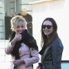 Exclusif - Sharon Stone trébuche dans la rue à la sortie d'un déjeuner entre amis au restaurant The Grill à Beverly Hills, le 25 février 2018 