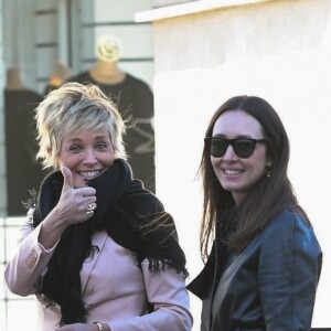 Exclusif - Sharon Stone trébuche dans la rue à la sortie d'un déjeuner entre amis au restaurant The Grill à Beverly Hills, le 25 février 2018 