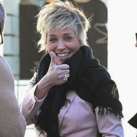 Exclusif - Sharon Stone trébuche dans la rue à la sortie d'un déjeuner entre amis au restaurant The Grill à Beverly Hills, le 25 février 2018 