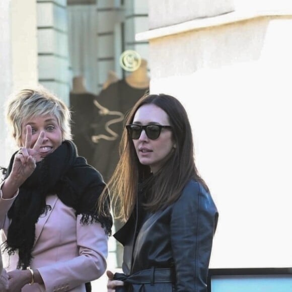 Exclusif - Sharon Stone trébuche dans la rue à la sortie d'un déjeuner entre amis au restaurant The Grill à Beverly Hills, le 25 février 2018 
