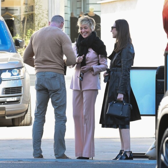 Exclusif - Sharon Stone trébuche dans la rue à la sortie d'un déjeuner entre amis au restaurant The Grill à Beverly Hills, le 25 février 2018 
