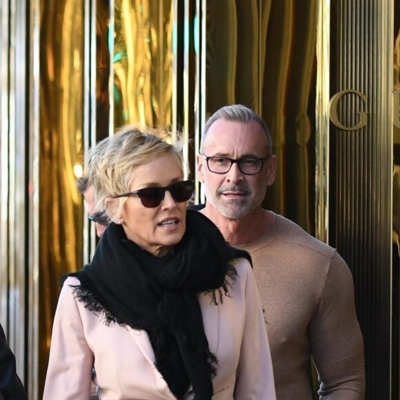 Exclusif - Sharon Stone trébuche dans la rue à la sortie d'un déjeuner entre amis au restaurant The Grill à Beverly Hills, le 25 février 2018 