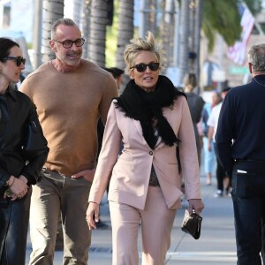 Exclusif - Sharon Stone trébuche dans la rue à la sortie d'un déjeuner entre amis au restaurant The Grill à Beverly Hills, le 25 février 2018 