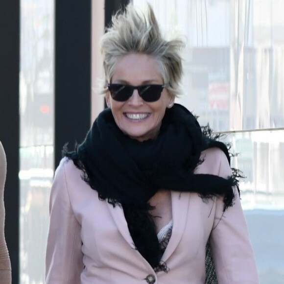 Exclusif - Sharon Stone trébuche dans la rue à la sortie d'un déjeuner entre amis au restaurant The Grill à Beverly Hills, le 25 février 2018 