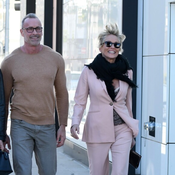 Exclusif - Sharon Stone trébuche dans la rue à la sortie d'un déjeuner entre amis au restaurant The Grill à Beverly Hills, le 25 février 2018 