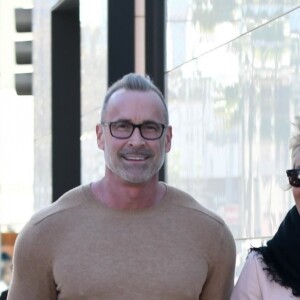 Exclusif - Sharon Stone trébuche dans la rue à la sortie d'un déjeuner entre amis au restaurant The Grill à Beverly Hills, le 25 février 2018 
