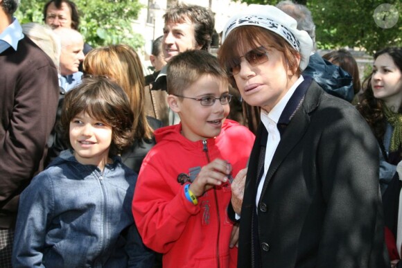 François Cluzet, Marie Trintignant et deux de ses petits-fils - Inauguration du square Marie Trintignant dans le 4e arrondissement de Paris, le 13 mai 2007.