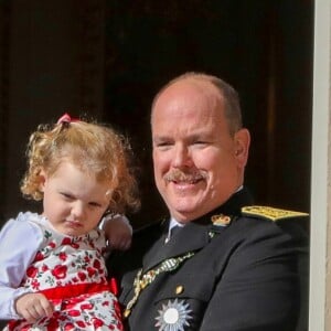 La princesse Charlene et le prince Albert II de Monaco avec leurs jumeaux le prince Jacques et la princesse Gabriella au balcon du palais lors de la fête nationale monégasque, à Monaco, le 19 novembre 2017. © Claudia Albuquerque/Bestimage