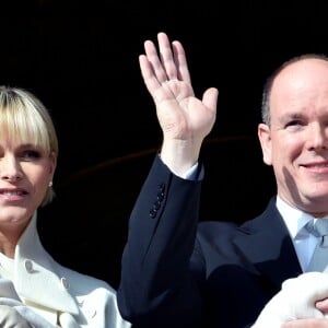 La princesse Charlene et le prince Albert II de Monaco avec la princesse Gabriella et le prince héréditaire Jacques de Monaco lors de la présentation des jumeaux au balcon du palais princier le 7 janvier 2015.